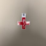 Croix Médecin rouge avec ventouse