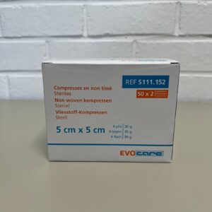 Photo présentant : COMPRESSE S111.152 EVOCARE NON TISSEE 5X5 50X2