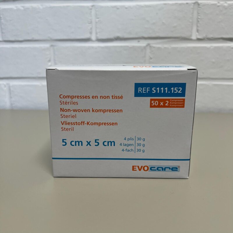 Photo présentant : COMPRESSE S111.152 EVOCARE NON TISSEE 5X5 50X2